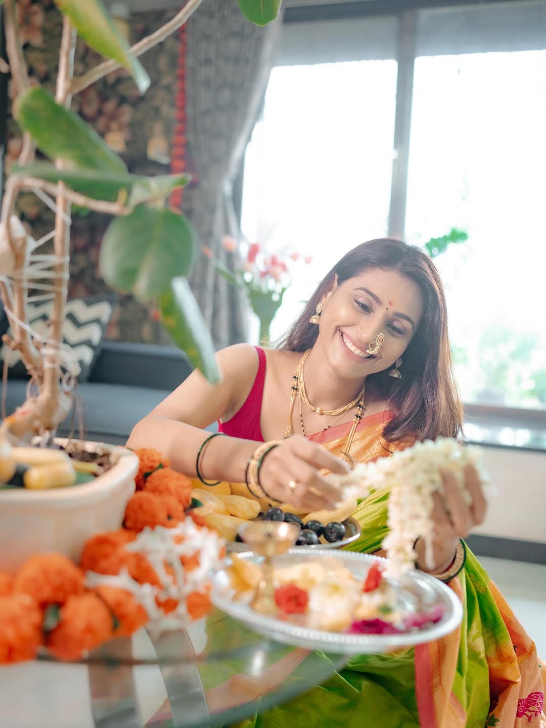 हिरव्या रंगाची पैठणी साडी आणि त्याला साजेसा गुलाबी ब्लाऊज परिधान केलेल्या रेश्माचे हे फोटो तिच्या चाहत्यांना खूप आवडले आहेत..