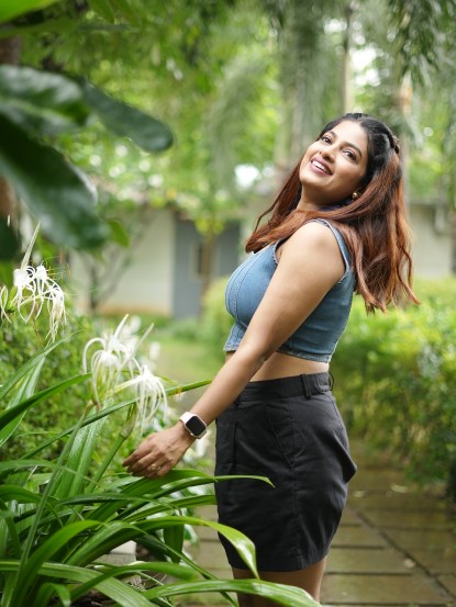 तिने निळ्या रंगाचा आकर्षक टॉप आणि काळ्या रंगाचा शॉर्ट स्कर्ट परिधान केला आहे.