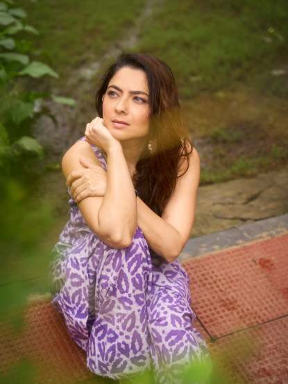 तिचे हे 'पर्पल पॉवर' लूकमधील फोटो सध्या सोशल मीडियावर धुमाकूळ घालत आहेत.
