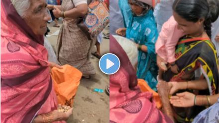 Old woman offering snacks to warkaris during Wari