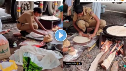 Female police making chapatis for Warkaris during the Wari