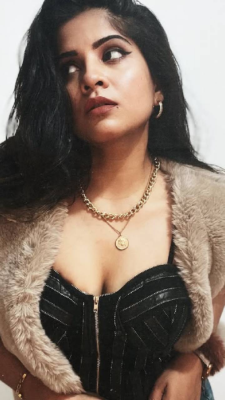 Amruta Deshmukh hot pics