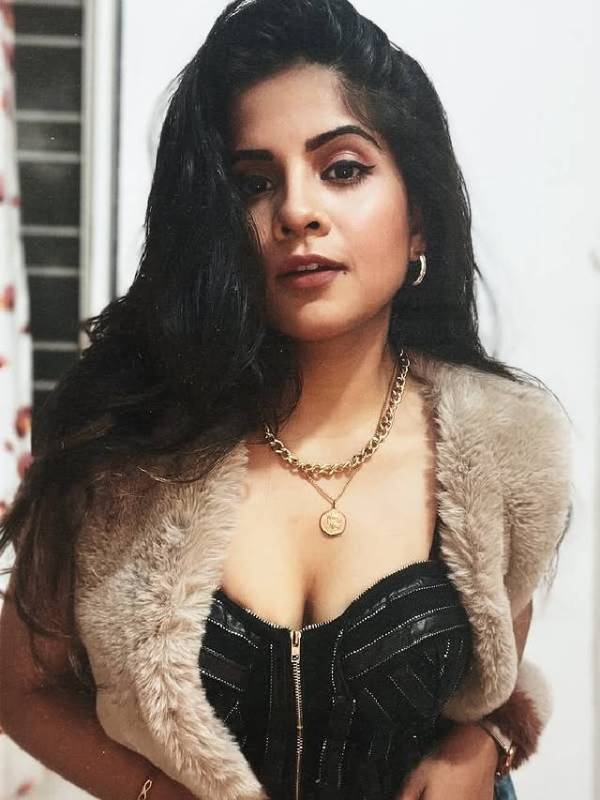 Amruta Deshmukh hot pics