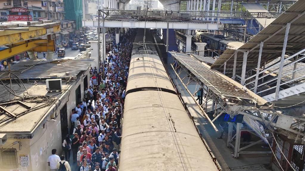 Mumbai Local Accident | Mumbai Local Accident near Diva Mumbra Railway Station Badlapur Ambernath passenger