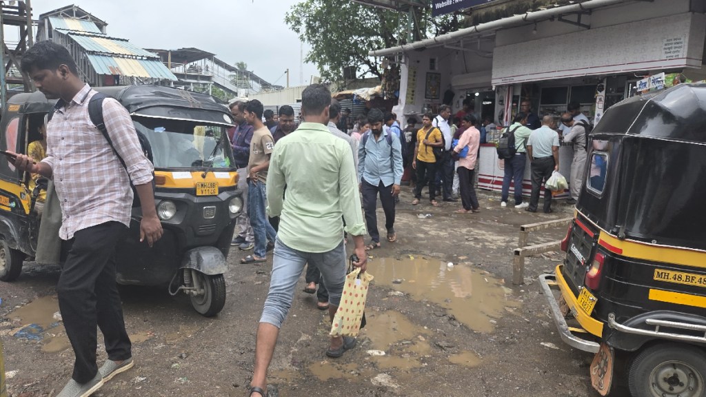 A round of inconveniences at the crowded Boisar railway station A round of inconveniences at the crowded Boisar railway station