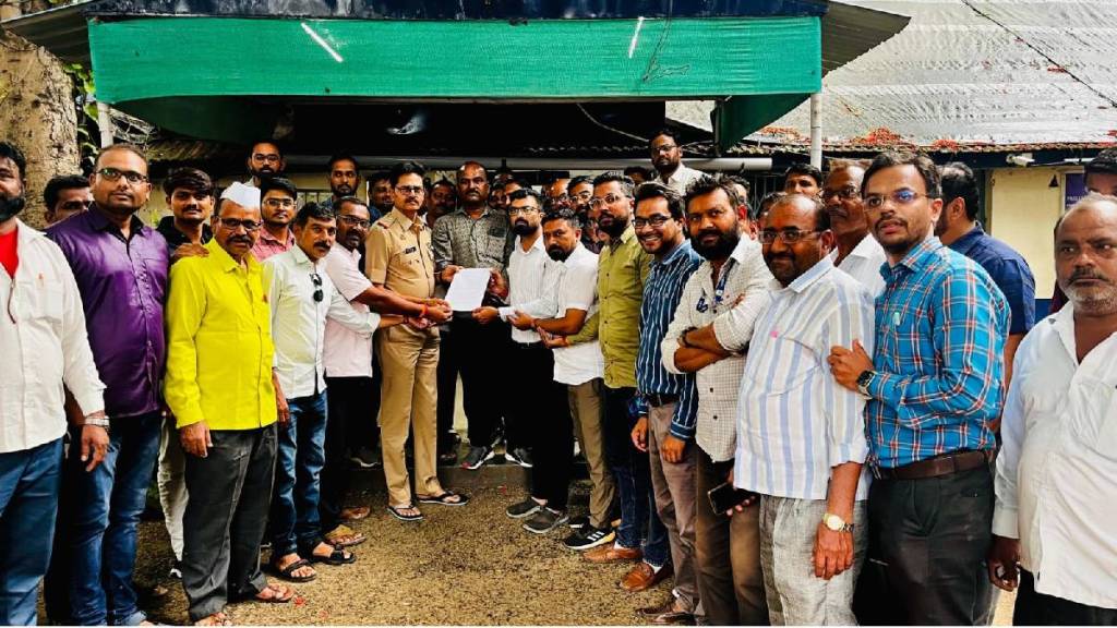 Conflict between contractor employees and corporation employees of FCI in Nashik