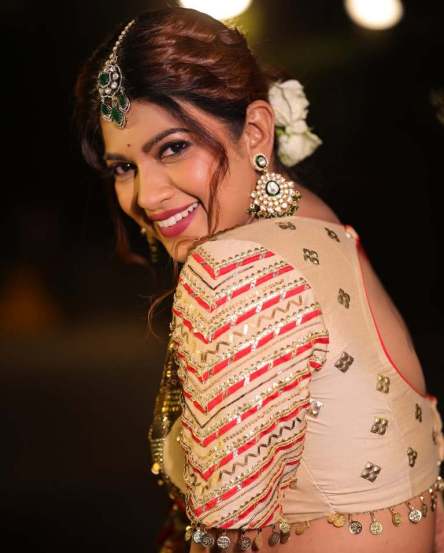 dhanshri kadgaonkar shares old photos