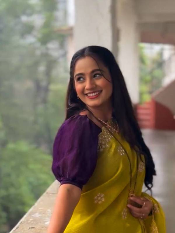 Divya Pugaonkar Saree Look Video