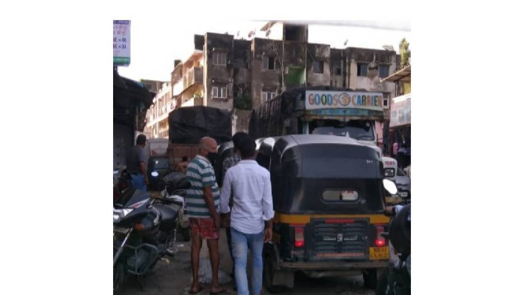 Fishermen suffer from traffic jam due to increasing number of tourists on the shores of Bhayander Uttan Fishermen suffer from traffic jam due to increasing number of tourists on the shores of Bhayander Uttan