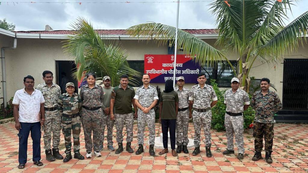 Gadchiroli police arrested Naxalite during recce near Chhattisgad border ahead of CM visit Gadchiroli police arrested Naxalite during recce near Chhattisgad border ahead of CM visit