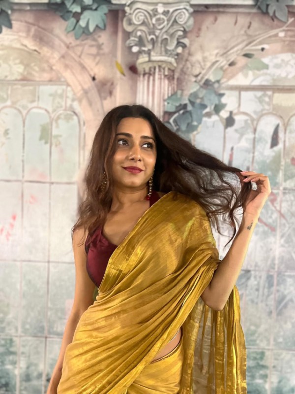 Gauri Nalawade Golden Saree Reel
