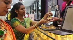 Gold-Silver Price: ग्राहकांच्या चेहऱ्यावर उमटलं समाधान! सोन्याच्या दरात किंचित घसरण, जाणून घ्या १० ग्रॅमची किंमत…