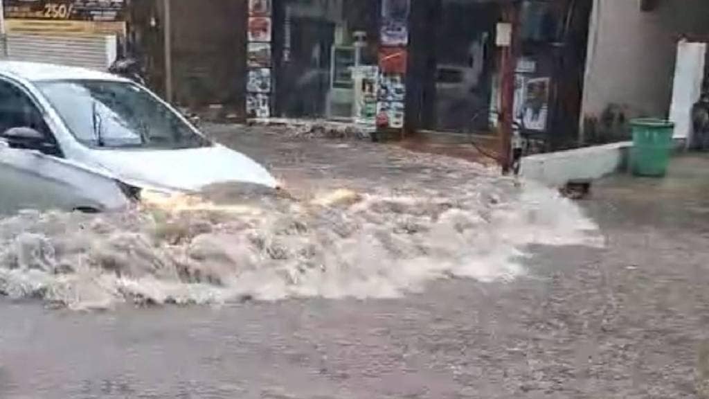 उरणमध्ये आपत्ती व्यवस्थापनाची पोलखोल, १५ मिनिटांच्या पावसाने उरण तुंबले ( छायाचित्र - लोकसत्ता टीम ) उरणमध्ये आपत्ती व्यवस्थापनाची पोलखोल, १५ मिनिटांच्या पावसाने उरण तुंबले ( छायाचित्र - लोकसत्ता टीम )