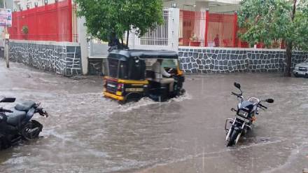 Heavy rains Vasai Virar city water logging low level area