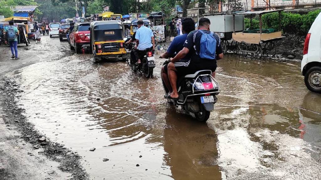 Heavy rains have started flooding the roads in Kalyan city Heavy rains have started flooding the roads in Kalyan city