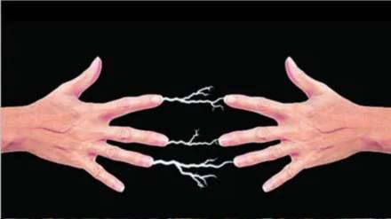 Hingoli Kalmanuri one died and two injured in electrocution