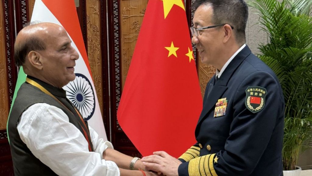 शांघाय को-ऑपेरेशन ऑर्गनायझेशन परिषदेच्या वेळी संरक्षण मंत्री राजनाथ सिंह यांनी चीनचे संरक्षण मंत्री डोंग जून यांच्याशी केलेल्या चर्चेनंतर चीनने हे विधान केले आहे. (Photo: @rajnathsingh/X)