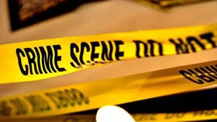Crime News : पोटच्या चार मुलांना घट्ट पकडून रेल्वेच्या रुळावर बसला व्यक्ती; जीव वाचवण्यासाठी लेकरांचा आकांत, पण…