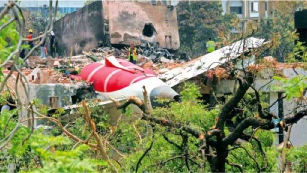 Air India : अहमदाबाद विमान अपघातानंतर DGCAची एअर इंडियाविरोधात कारवाई! तीन कर्मचार्‍यांवर कारवाईचे दिले आदेश