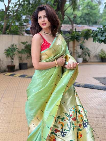 Madhavi Nimkar Muniya Paithani Saree