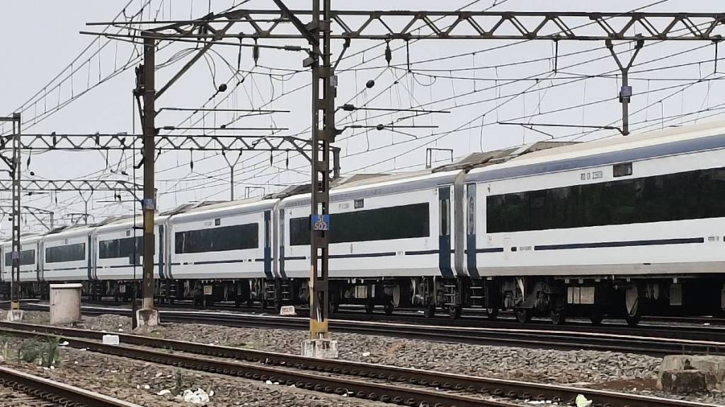 Mumbai Jalna Vande Bharat Express Nanded halt at Parbhani railway station Mumbai Jalna Vande Bharat Express Nanded halt at Parbhani railway station
