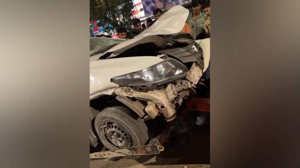 Mumbra Car hits four vehicles two injured road accident