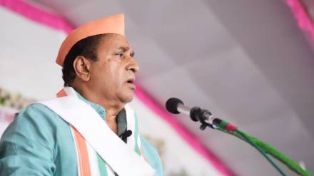 शेतकऱ्यांना कर्जमाफीचा दिलेला शब्द पाळत नाही, असा आरोप राष्ट्रवादी काँग्रेसचे (शरदचंद्र पवार) नेते माजी मंत्री अनिल देशमुख यांनी केला.