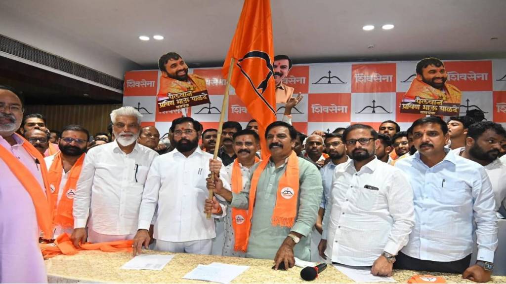Nashik Vilas Shinde and seven ex corporators join Eknath Shinde ShivSena Nashik Vilas Shinde and seven ex corporators join Eknath Shinde ShivSena
