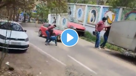 Boyfriend Girlfriend Fight at road shocking video man beat up girlfriend video goes viral on social media