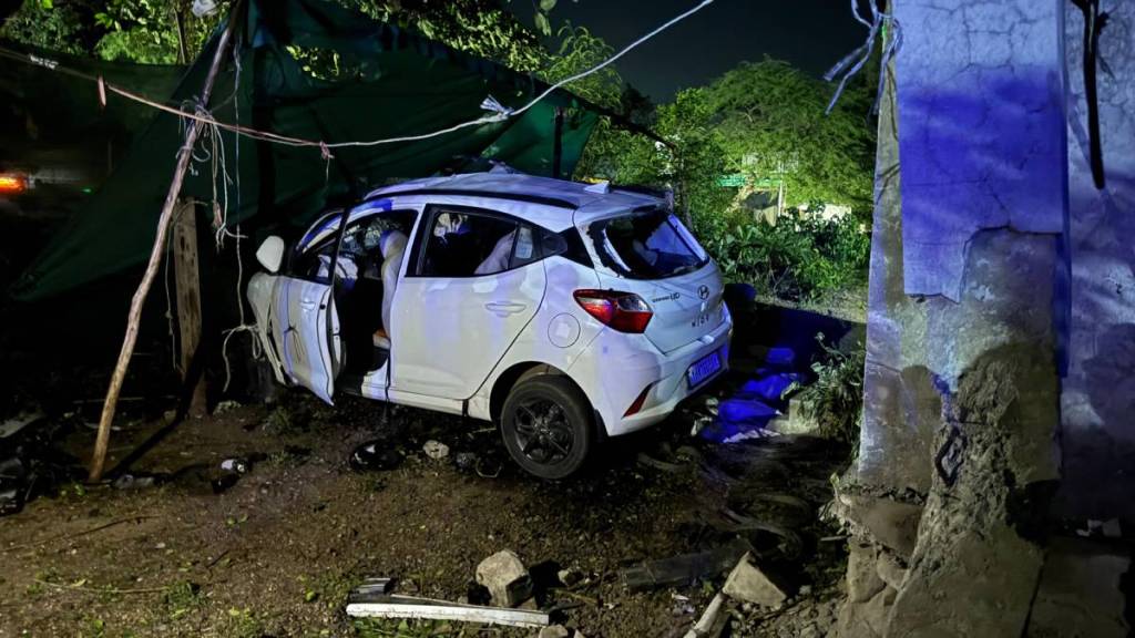 nashik Five died two injured as vehicle crashed into Kolhapur Phata bungalow wall
