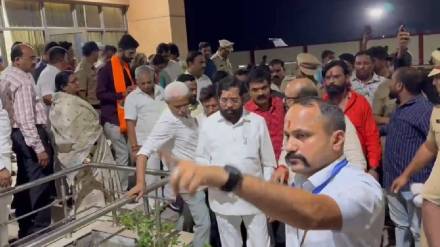 Pilot delay caused Deputy CM Eknath Shinde waited 45 minutes at Jalgaon airport
