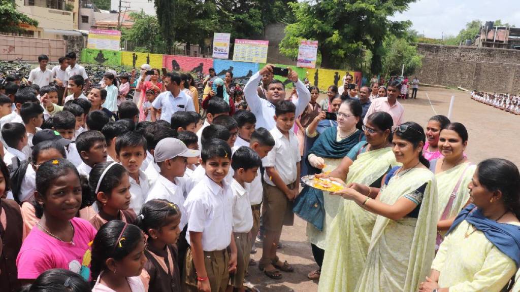 mumbai schools first day reopen with celebrations students welcomed by drums flowers