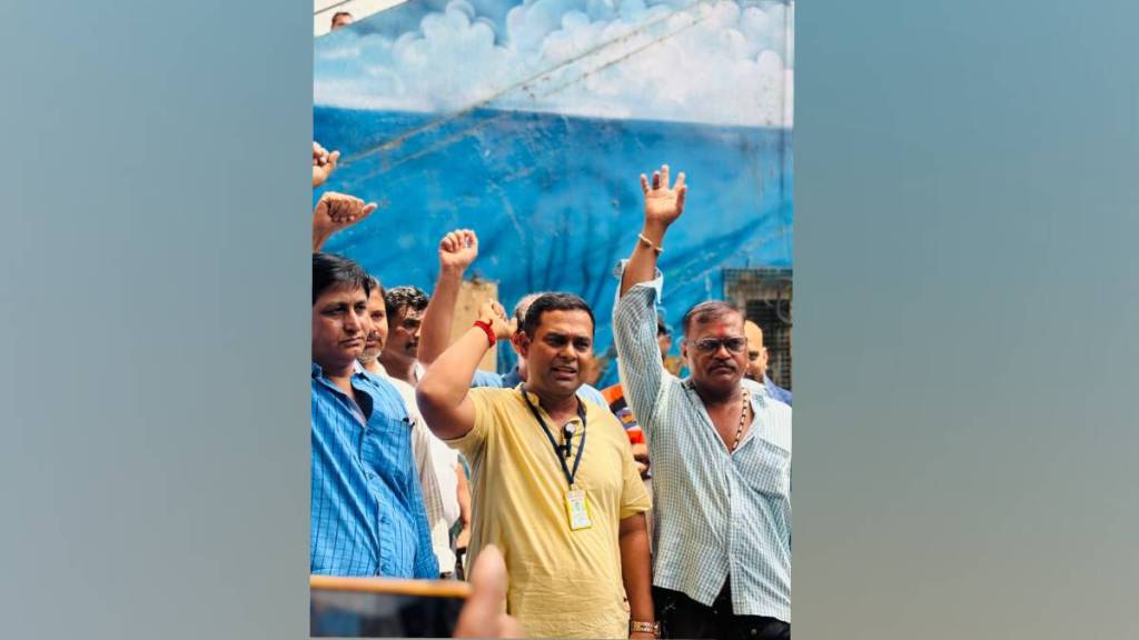 Newspaper vendors protested outside Thane station on Wednesday June 11th afternoon protesting the MNS stance