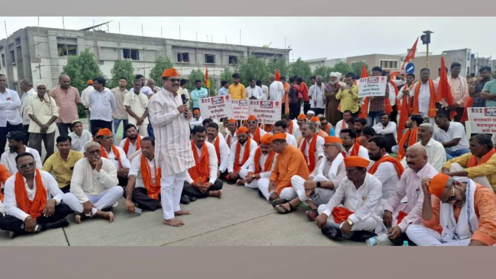 Shiv Sena UBT protested in Sambhajinagar Thursday to highlight farmers issues to ruling parties