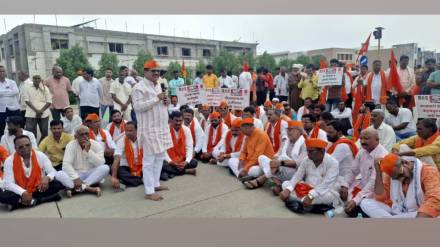 Shiv Sena UBT protested in Sambhajinagar Thursday to highlight farmers issues to ruling parties