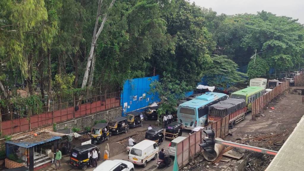 pune Nigdi to Pimpri service road is damaged with potholes due to Metro street water works