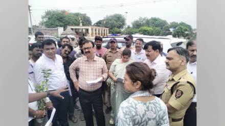 Commissioner Pulkundwar urged basic facilities for Warkaris stressing a pure and clean Wari