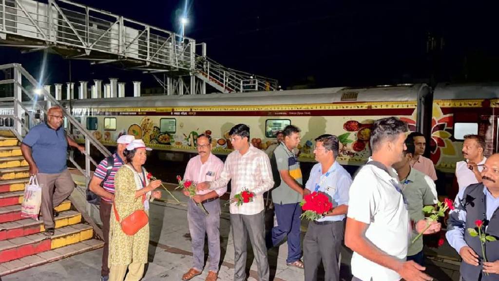 Bharat Gaurav Tourism Train arrived in Kolhapur tourists were welcomed with flowers Bharat Gaurav Tourism Train arrived in Kolhapur tourists were welcomed with flowers