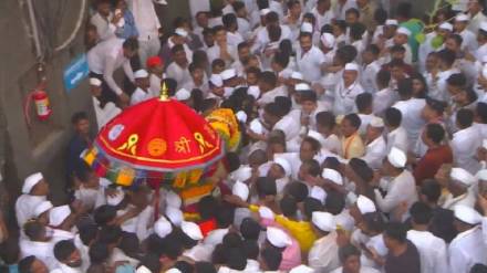 Pune social groups actively serve Warkaris on their journey
