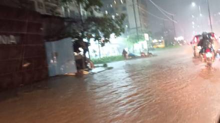 thane Few minutes of heavy rain at 7 pm Wednesday flooded roads in Ambernath city
