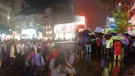 thane No rickshaws for an hour Wednesday night angry citizens blocked road to Gavdevi station