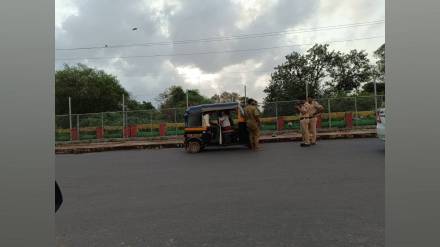 Shivajinagar police booked rickshaw drivers for taking extra passenger near Loknagri Nallah Ambernath East Shivajinagar police booked rickshaw drivers for taking extra passenger near Loknagri Nallah Ambernath East