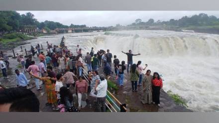 Tourists crowded Someshwar Falls many risked safety for selfies