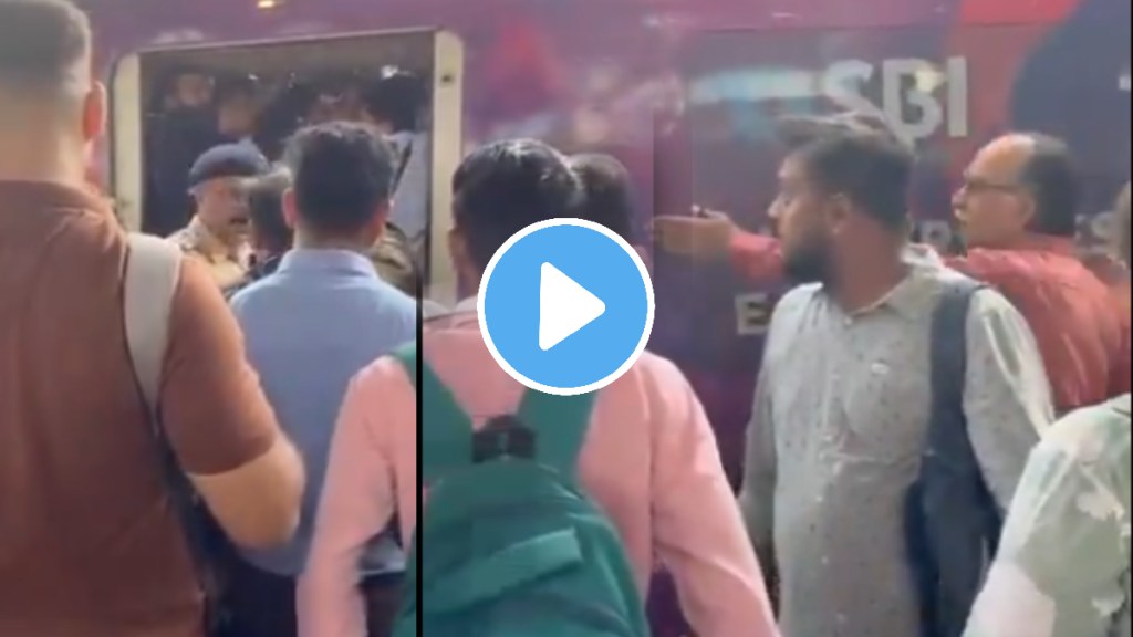 Dombivli ac local rush shocking video Automatic Doors Really Stop Mumbai Crowds Video Goes Viral