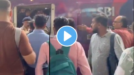 Dombivli ac local rush shocking video Automatic Doors Really Stop Mumbai Crowds Video Goes Viral