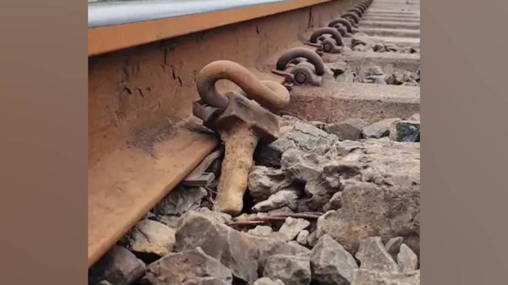 Cracks in under track sleepers reported between Akola and Murtijapur