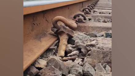 Cracks in under track sleepers reported between Akola and Murtijapur