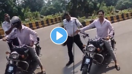 Shocking video Jharkhand Traffic Police Remove Helmets And Forcefully Fine Riders In Jamshedpur Video goes Viral