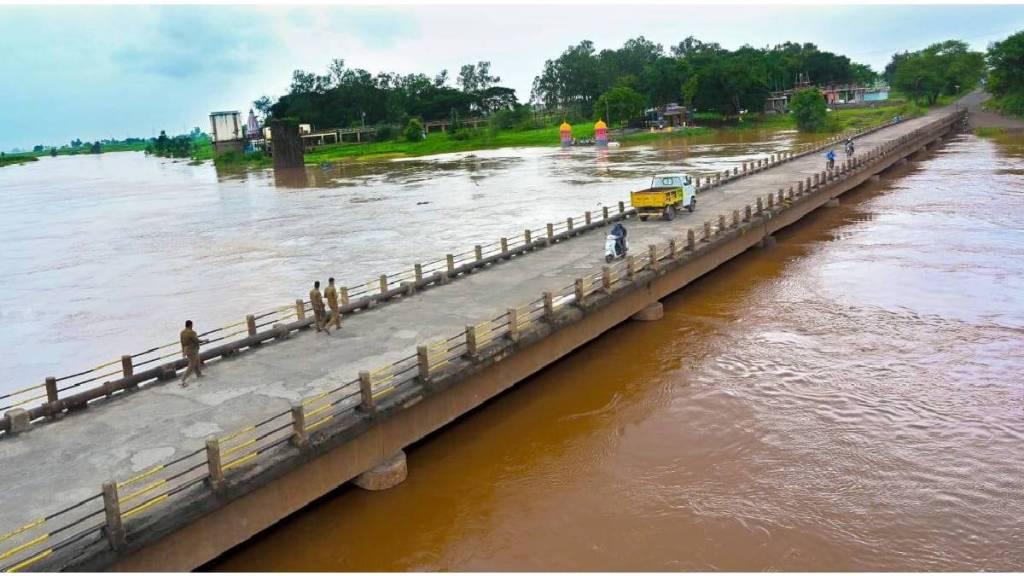 kolhapur rain stops but river levels increase