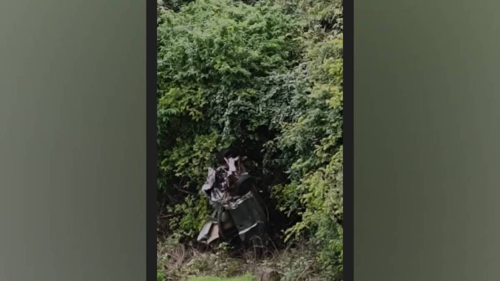 Ertiga car fell into 400 foot gorge at Anuskura Ghat one person killed Ertiga car fell into 400 foot gorge at Anuskura Ghat one person killed
